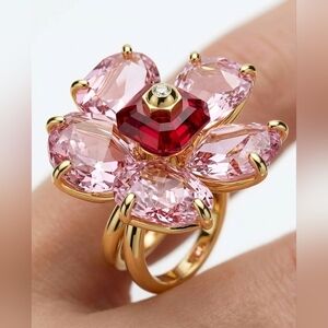 Swarovski Idyllia Ring – Pink Heart Crystals, Red Center Stone, Gold-Tone Band